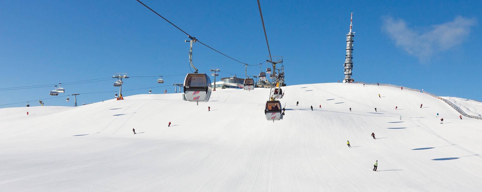 the ski lift at Plan de Korones over the white slopes