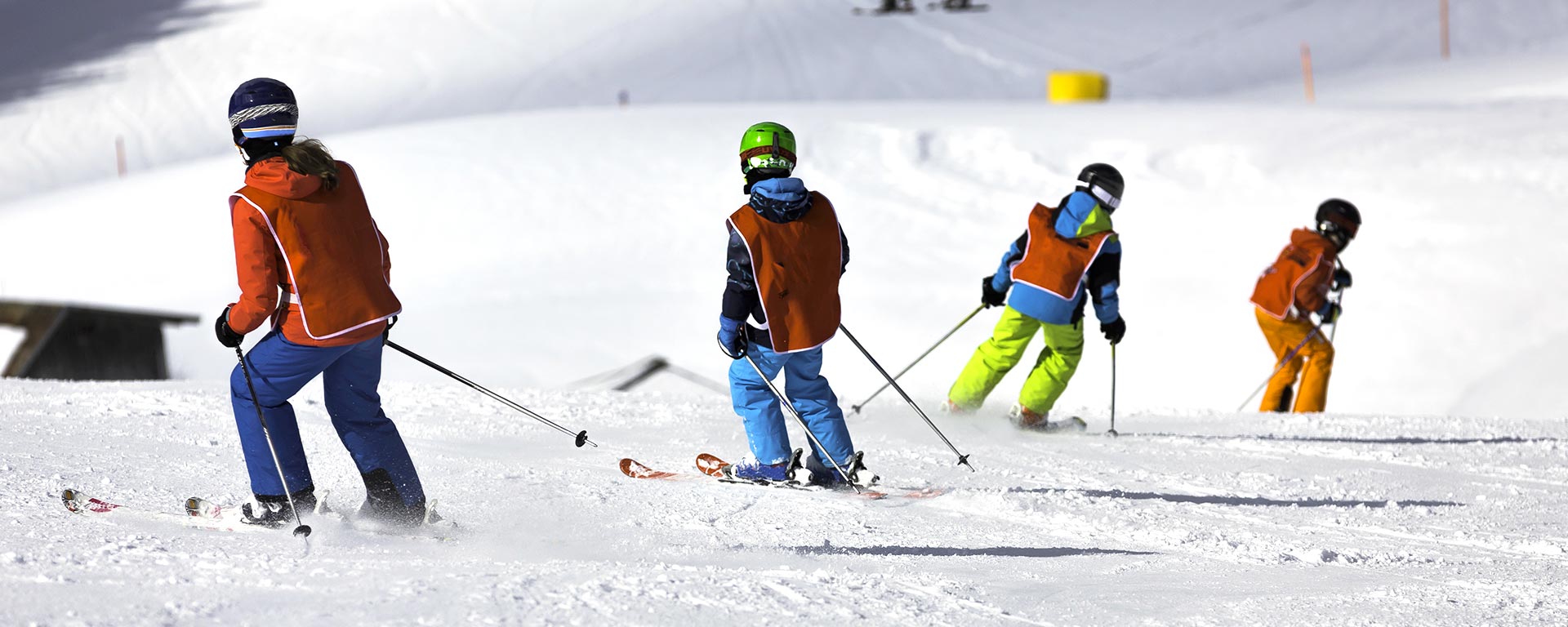 Un gruppo di bambini con le casacche rosse impara a sciare in una delle scuole di sci del comprensorio di Plan De Corones vicino a San Vigilio di Marebbe