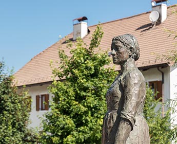 La statua di Katharina Lanz posizionata vicino alla chiesa di San Vigilio di Marebbe