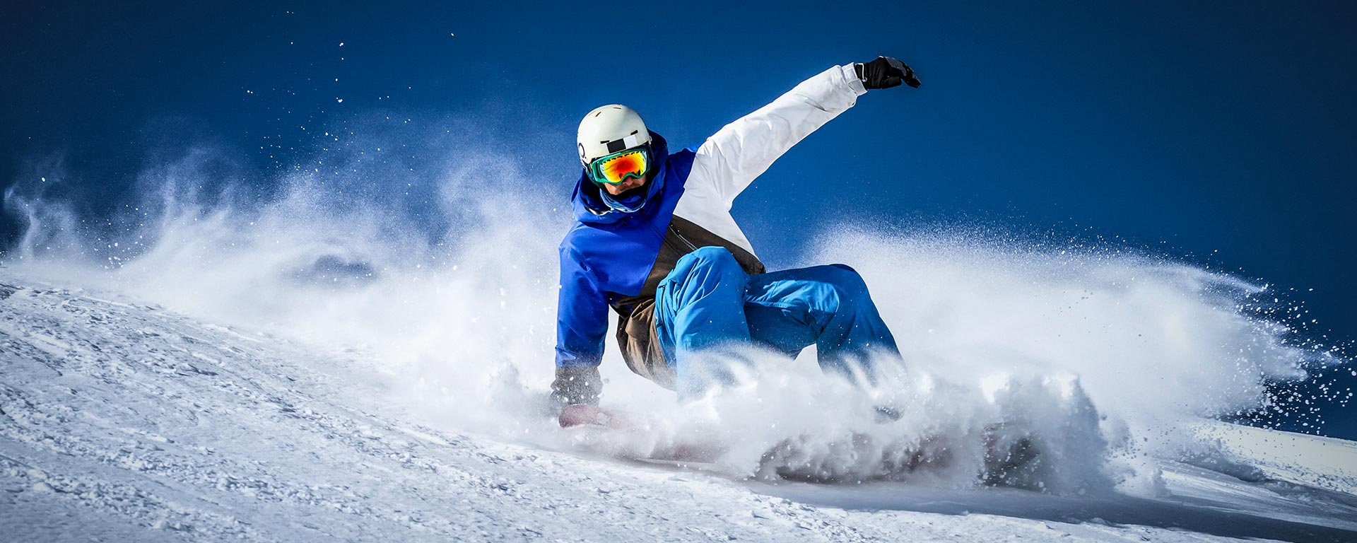 Un ragazzo con lo snowboard scende lungo una delle piste di Plan De Corones