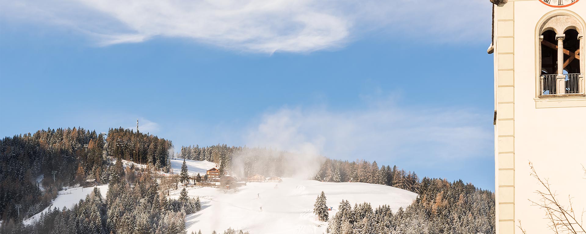 Ausschnitt von St. Vigil in Südtirol an einem schneereichen, sonnigen Wintertag