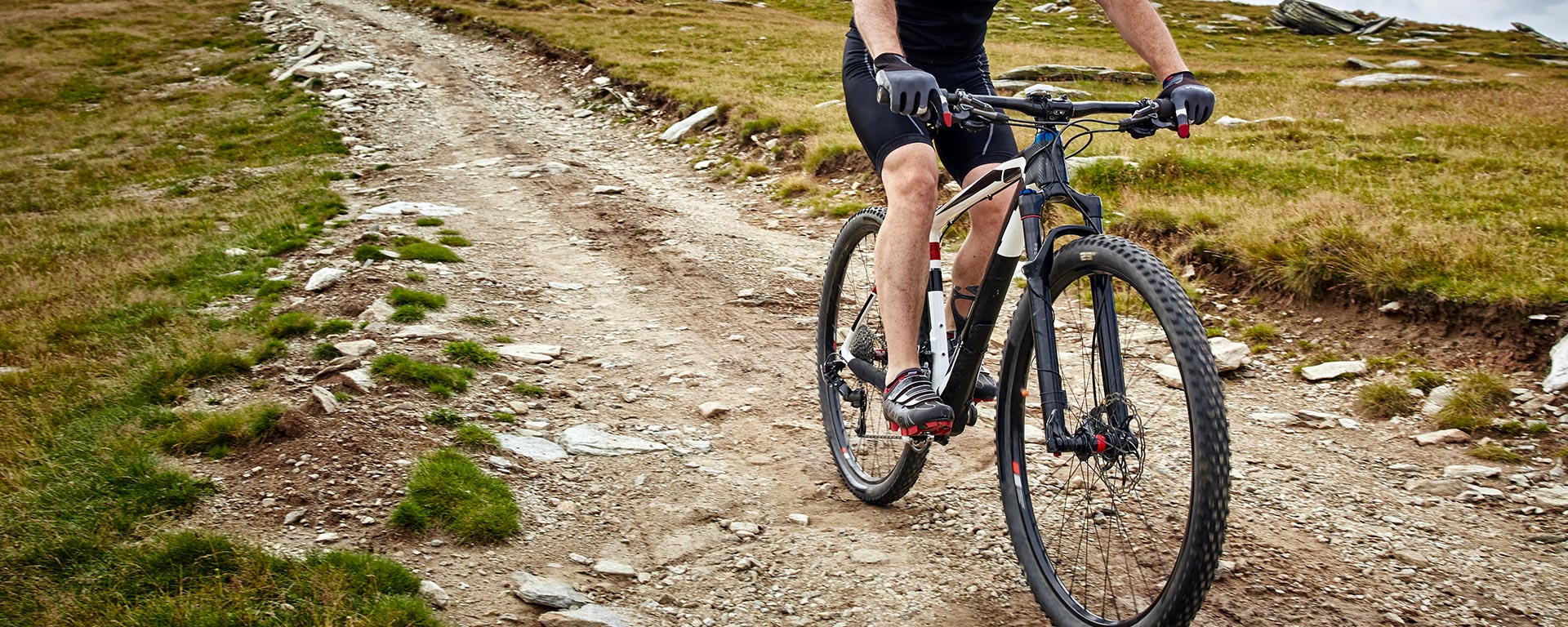 Mountainbikefahrer mit MTB Ausrüstung in den Dolomiten